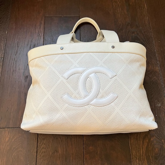 Authentic Chanel Leather Tote in Excellent Condition - Picture 3 of 14